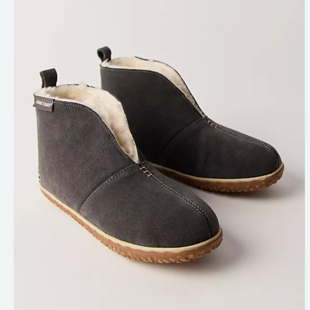 Minnetonka Womens 10 Charcoal Tucson Suede Bootie Slippers Cream Lining NWOT